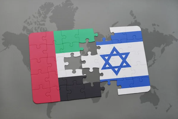 Rompecabezas con la bandera nacional de Emiratos Árabes Unidos e Israel en un mapa del mundo fondo . — Foto de Stock