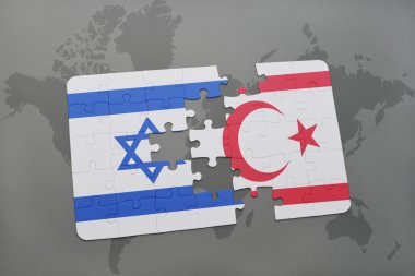 bir dünya haritası arka plan üzerinde İsrail ve Kuzey Kıbrıs ulusal bayrağı ile bulmaca.