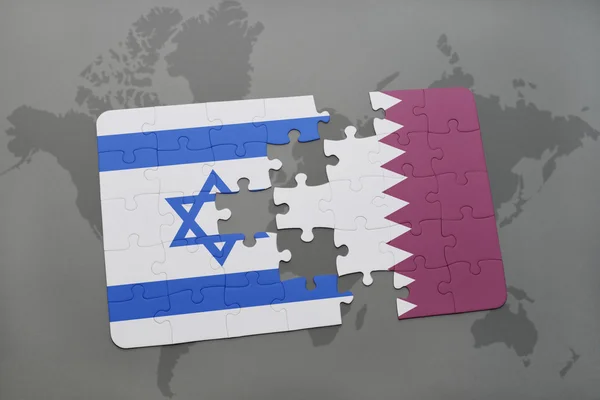 Rompecabezas con la bandera nacional de Israel y qatar en un fondo de mapa del mundo . — Foto de Stock