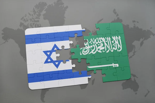 Rompecabezas con la bandera nacional de Israel y Arabia Saudí en un mapa del mundo fondo . — Foto de Stock