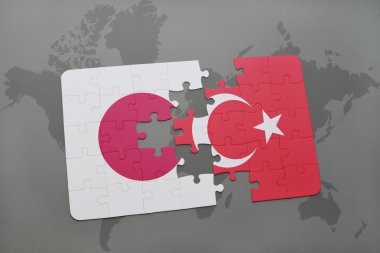 bir dünya haritası arka plan üzerinde Japonya ve Türkiye'nin ulusal bayrağı ile bulmaca.