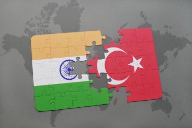 bir dünya haritası arka plan üzerinde Hindistan ve Türkiye'nin ulusal bayrağı ile bulmaca.
