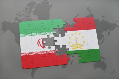 bir dünya haritası arka plan üzerinde İran ve Tacikistan ulusal bayrağı ile bulmaca.