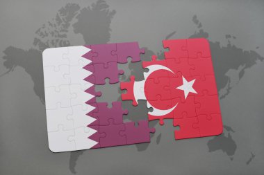 bir dünya haritası arka plan üzerinde Katar ve Türkiye'nin ulusal bayrağı ile bulmaca.