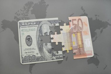 Doları banknot ve euro banknot dünya harita arka plan üzerinde bulmaca.