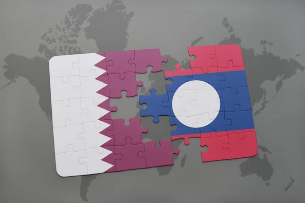 Puzzle avec le drapeau national de qatar et laos sur un fond de carte du monde . — Photo