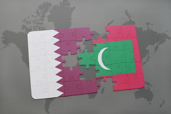 Puzzle con la bandiera nazionale di qatar e maldive su sfondo mappa del mondo . — Foto Stock