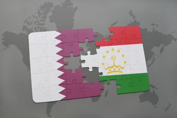 Quebra-cabeça com a bandeira nacional do qatar e do tajiquistão em um fundo de mapa do mundo . — Fotografia de Stock