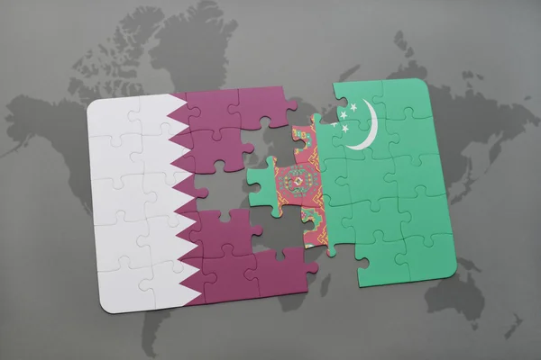 Pussel med nationella flaggan i Qatar och Turkmenistan på en världskarta bakgrund. — Stockfoto