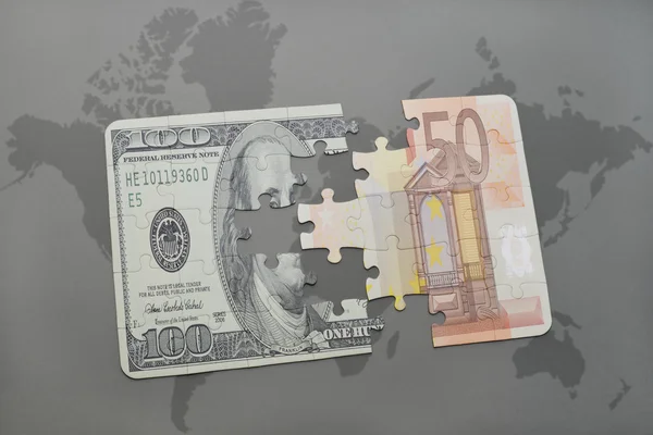 Puzzel met de dollar bankbiljet en euro-biljet op een wereld kaart achtergrond. — Stockfoto