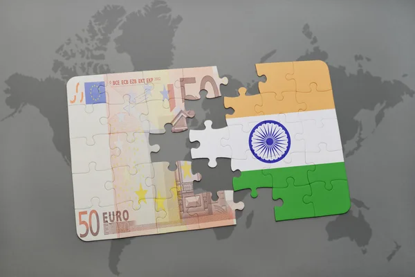 Puzzle avec le drapeau national de l'Inde et les billets en euros sur un fond de carte du monde . — Photo