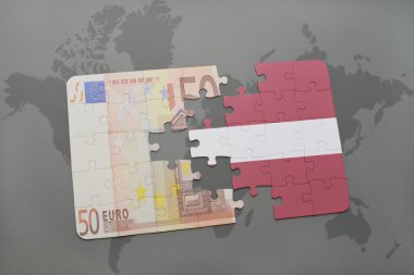 bir dünya haritası arka plan üzerinde letonya ve euro banknot ulusal bayrağı ile bulmaca.