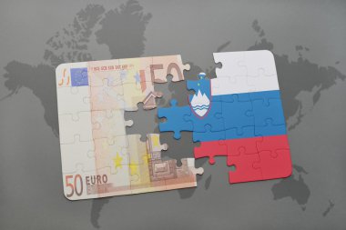 bir dünya haritası arka plan üzerinde slovenya ve euro banknot ulusal bayrağı ile bulmaca.