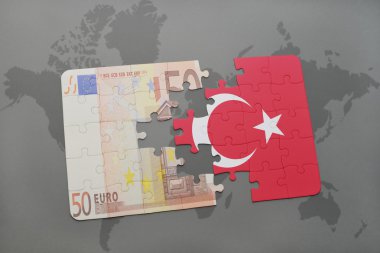 bir dünya haritası arka plan üzerinde türkiye ve euro banknot ulusal bayrağı ile bulmaca.