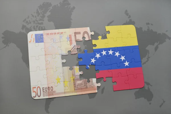 Palapeli Venezuelan kansallisen lipun ja eurosetelien kanssa maailmankartan taustalla . — kuvapankkivalokuva