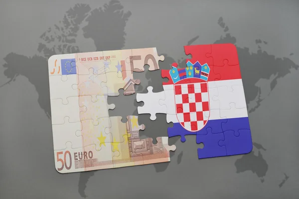 Puzzle z flagą Chorwacji i banknotu euro na tle mapy świata. — Zdjęcie stockowe