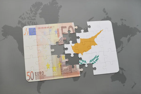 Rompecabezas con la bandera nacional del ciprus y el billete en euros en un mapa del mundo fondo . — Foto de Stock
