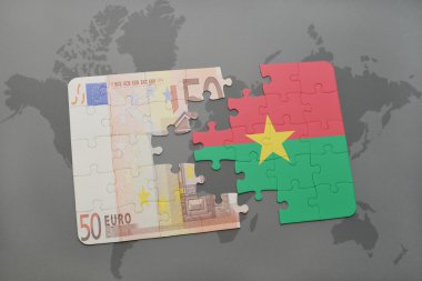 bir dünya haritası arka plan üzerinde burkina faso ve euro banknot ulusal bayrağı ile bulmaca.