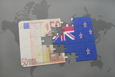 bir dünya haritası arka plan üzerinde Yeni Zelanda ve euro banknot ulusal bayrağı ile bulmaca.