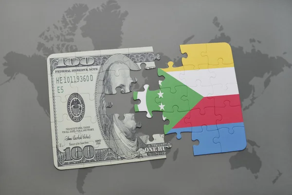 Rompecabezas con la bandera nacional de las comoras y el billete de dólar en un mapa del mundo fondo . — Foto de Stock