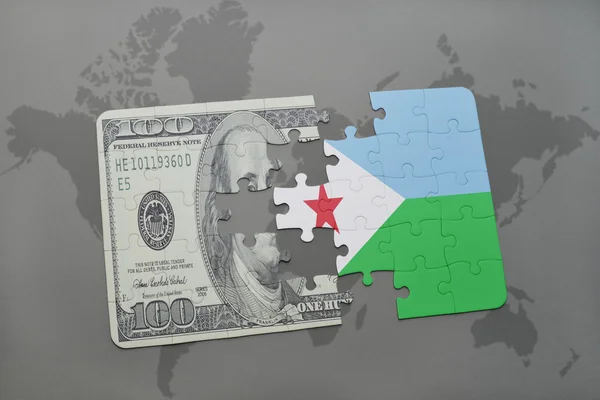 Puzzle avec le drapeau national de djibouti et billet en dollar sur un fond de carte du monde . — Photo