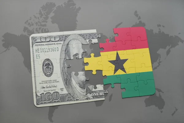 Rompecabezas con la bandera nacional de ghana y billete de dólar en un mapa del mundo fondo . — Foto de Stock