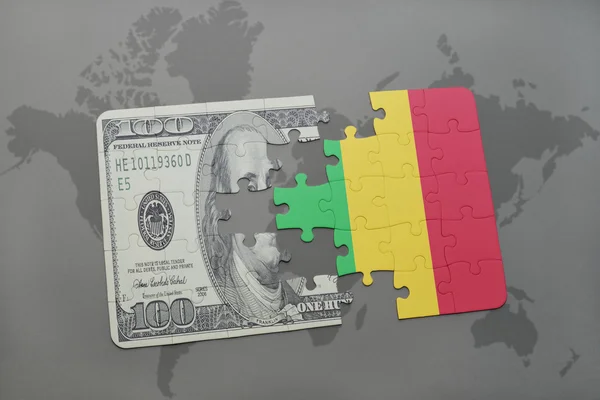 Puzzle avec le drapeau national de mali et billet en dollar sur un fond de carte du monde . — Photo