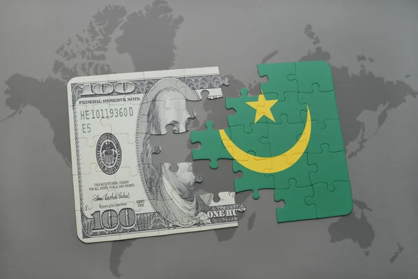 Головоломка з національним прапором Мавританії та доларовою банкнотою на фоні карти світу . — стокове фото