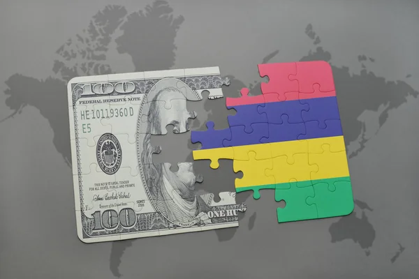 Rompecabezas con la bandera nacional de Mauricio y el billete de dólar en un mapa del mundo fondo . — Foto de Stock