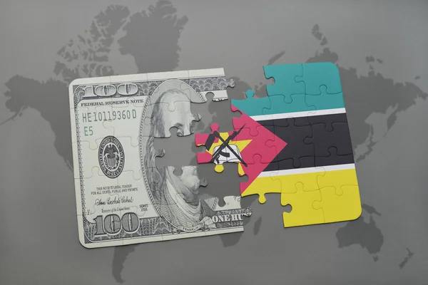 Puzzle s národní vlajka Mosambiku a dolar bankovek na pozadí mapy světa. — Stock fotografie