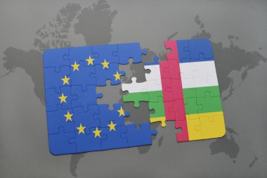 bir dünya haritası arka plan üzerinde Avrupa Birliği ve Orta Afrika Cumhuriyeti ulusal bayrağı ile bulmaca.