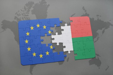 bir dünya haritası arka plan üzerinde Avrupa Birliği ve madagaskar ulusal bayrağı ile bulmaca.