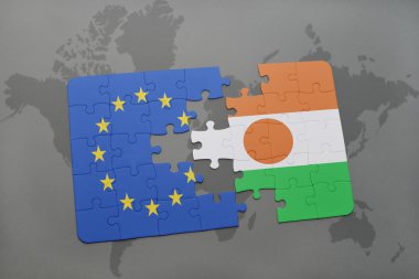 bir dünya haritası arka plan üzerinde Avrupa Birliği ve nijer ulusal bayrağı ile bulmaca.