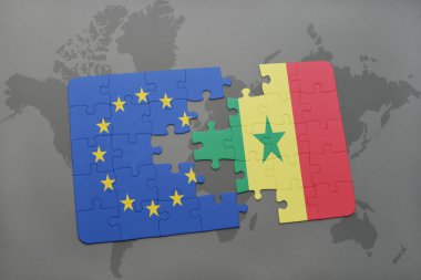 bir dünya haritası arka plan üzerinde Avrupa Birliği ve Senegal ulusal bayrağı ile bulmaca.