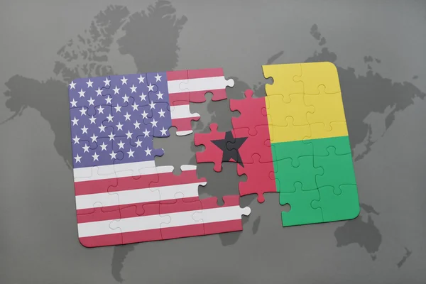 Rompecabezas con la bandera nacional de los estados unidos de América y Guinea Bissau en un mapa del mundo fondo . — Foto de Stock