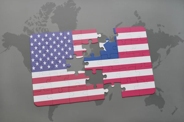 Puzzle mit der Nationalflagge der Vereinigten Staaten von Amerika und Liberia auf einer Weltkarte Hintergrund. — Stockfoto