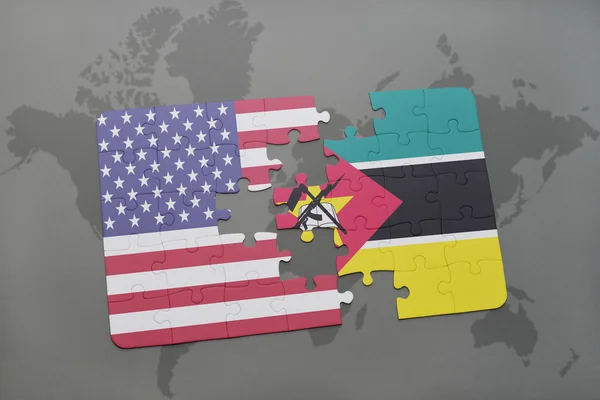 Puzzle avec le drapeau national des États-Unis d'Amérique et de Moscou sur un fond de carte du monde . — Photo