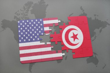 Amerika Birleşik Devletleri ve Tunus dünya harita arka plan üzerinde bayrağı ile bulmaca.