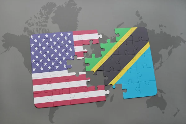 Puzzle con la bandiera nazionale degli Stati Uniti d'America e Tanzania su uno sfondo mappa del mondo . — Foto Stock