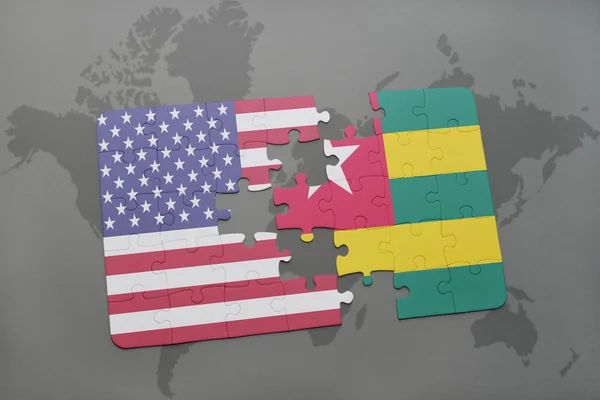 Puzzle con la bandiera nazionale degli Stati Uniti d'America e il togo su uno sfondo mappa del mondo . — Foto Stock