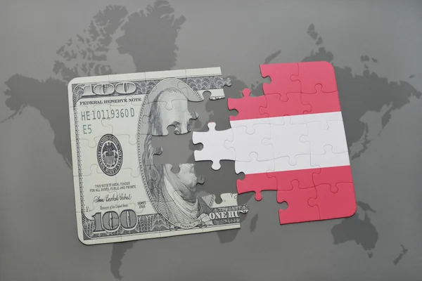 Rompecabezas con la bandera nacional de Austria y el billete de dólar en un mapa del mundo fondo . — Foto de Stock