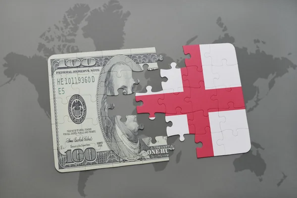 Rompecabezas con la bandera nacional de Inglaterra y el billete de dólar en un mapa del mundo fondo . — Foto de Stock