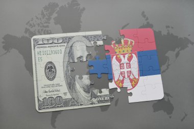 Dünya harita arka plan üzerinde Sırbistan ve Doları banknot ulusal bayrak ile bulmaca.