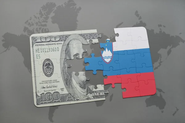 Puzzle s národní vlajka Slovinska a dolar bankovek na pozadí mapy světa. — Stock fotografie