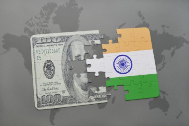 Hindistan ve Doları banknot dünya harita arka plan üzerinde bayrağı ile bulmaca.