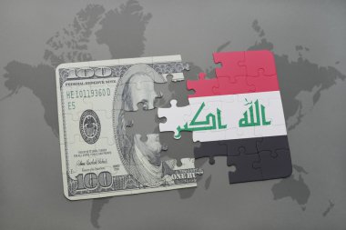 Irak ve Doları banknot dünya harita arka plan üzerinde bayrağı ile bulmaca.