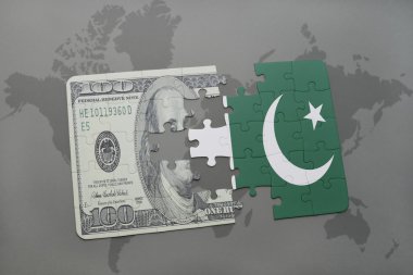 pakistan ve Doları banknot dünya harita arka plan üzerinde bayrağı ile bulmaca.
