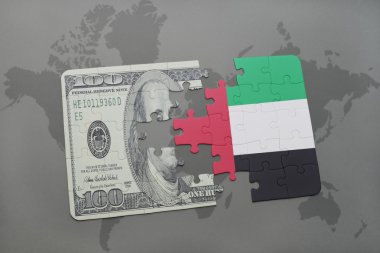 Birleşik Arap Emirlikleri ve Doları banknot dünya harita arka plan üzerinde bayrağı ile bulmaca.