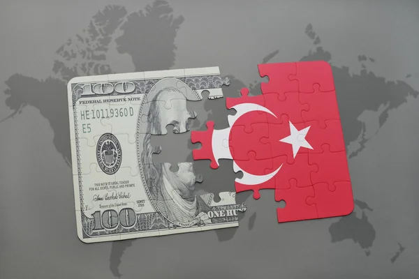 Pussel med den nationella flaggan av Turkiet och dollar sedel på världen karta bakgrund. — Stockfoto