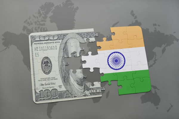 Puzzle s národní vlajka Indie a dolar bankovek na pozadí mapy světa. — Stock fotografie